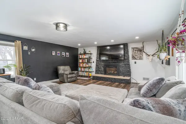 1403 OAK ST, Grand Forks, ND 58201