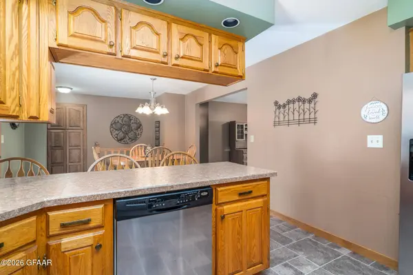 601 SCHROEDER DR, Grand Forks, ND 58201