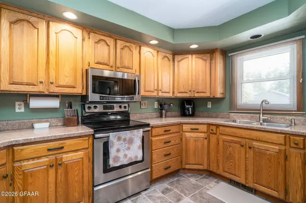 601 SCHROEDER DR, Grand Forks, ND 58201