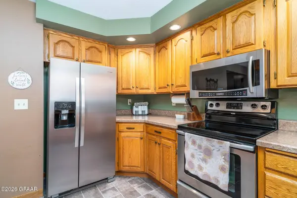 601 SCHROEDER DR, Grand Forks, ND 58201
