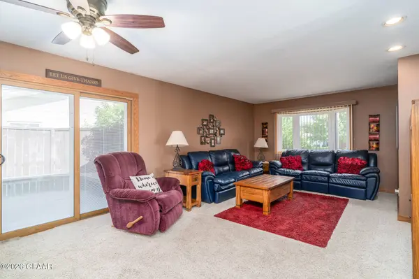 601 SCHROEDER DR, Grand Forks, ND 58201