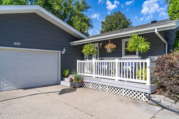 601 SCHROEDER DR, Grand Forks, ND 58201