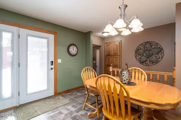 601 SCHROEDER DR, Grand Forks, ND 58201