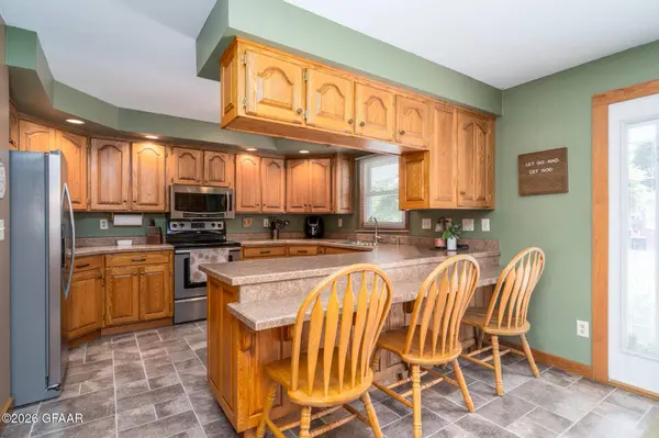 601 SCHROEDER DR, Grand Forks, ND 58201
