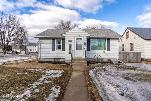 2124 8TH AVE N, Grand Forks, ND 58203