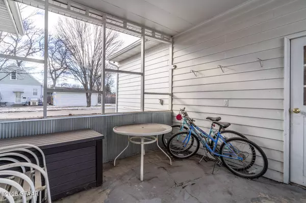 2124 8TH AVE N, Grand Forks, ND 58203