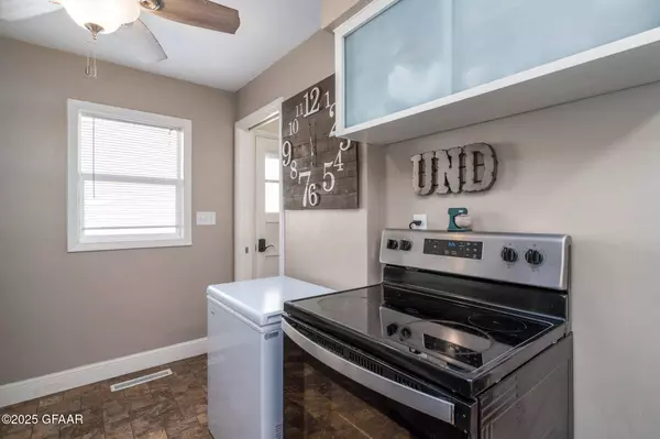 2124 8TH AVE N, Grand Forks, ND 58203