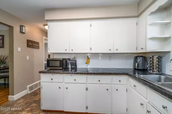 2124 8TH AVE N, Grand Forks, ND 58203