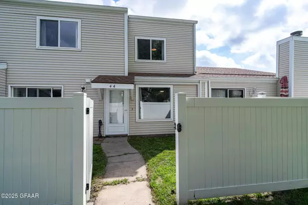 44 PARKVIEW CIR, Grand Forks, ND 58201
