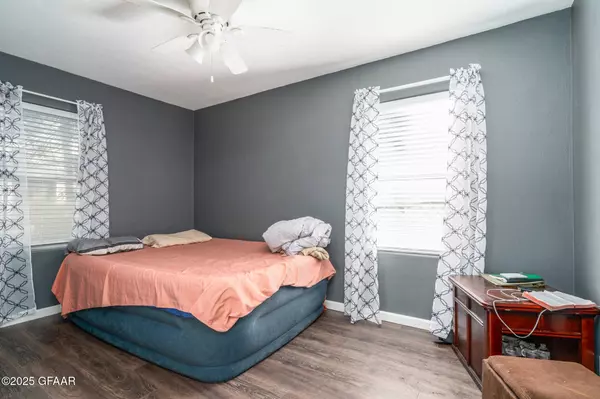 1421 OAK ST, Grand Forks, ND 58201