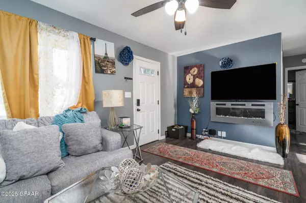 1421 OAK ST, Grand Forks, ND 58201