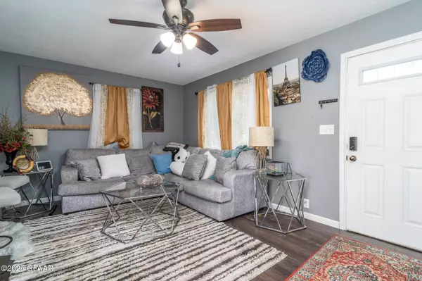 1421 OAK ST, Grand Forks, ND 58201