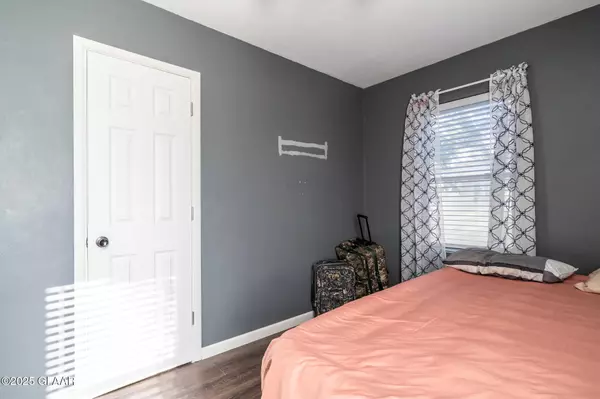 1421 OAK ST, Grand Forks, ND 58201