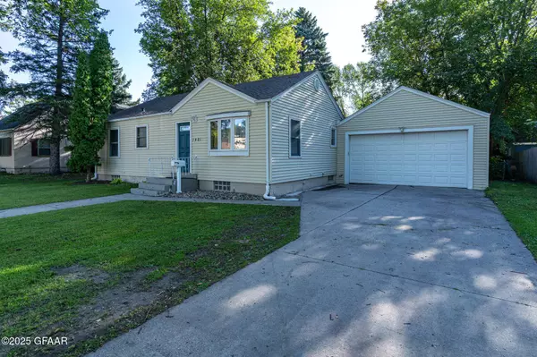 1421 OAK ST, Grand Forks, ND 58201