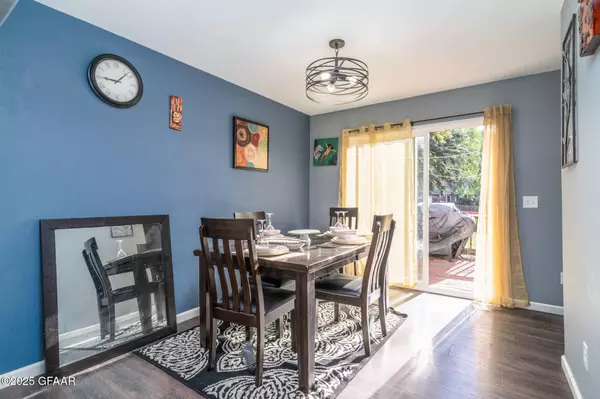 1421 OAK ST, Grand Forks, ND 58201