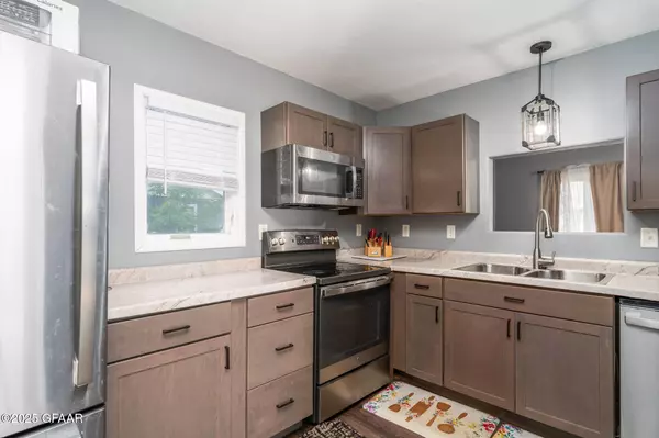 1421 OAK ST, Grand Forks, ND 58201