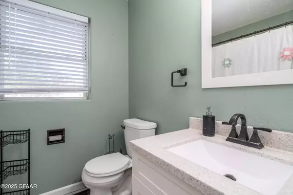 1421 OAK ST, Grand Forks, ND 58201