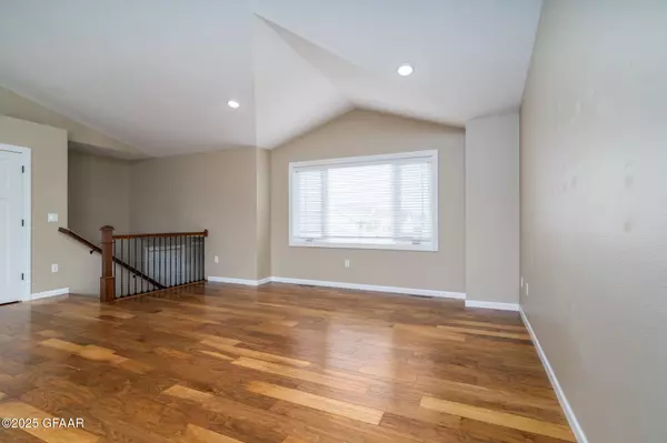 4230 CRYSTAL DR, Grand Forks, ND 58201