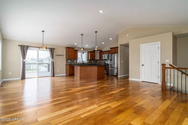 4230 CRYSTAL DR, Grand Forks, ND 58201