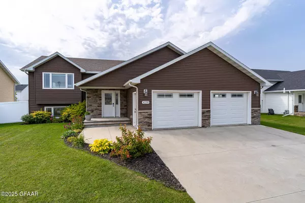 4230 CRYSTAL DR, Grand Forks, ND 58201