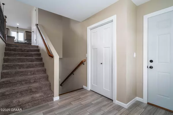 4230 CRYSTAL DR, Grand Forks, ND 58201