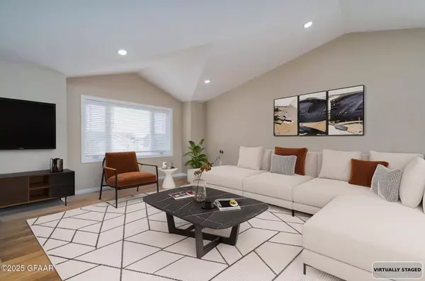 4230 CRYSTAL DR, Grand Forks, ND 58201