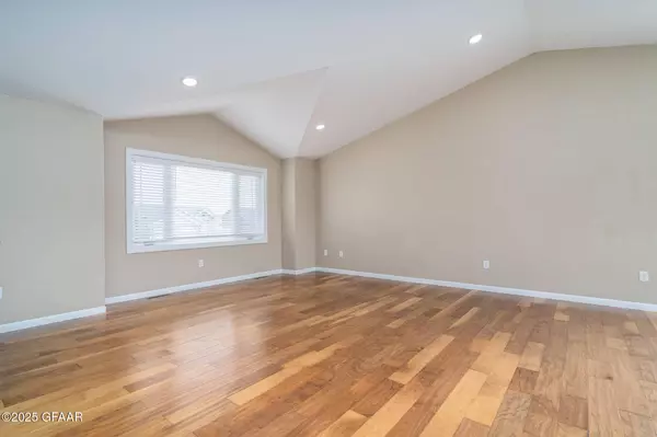 4230 CRYSTAL DR, Grand Forks, ND 58201