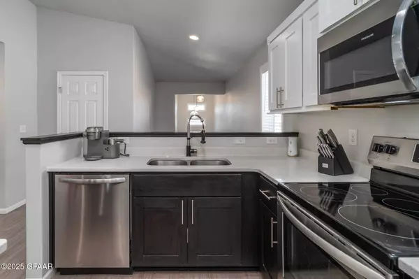 5961 LOU ANN ST, Grand Forks, ND 58201