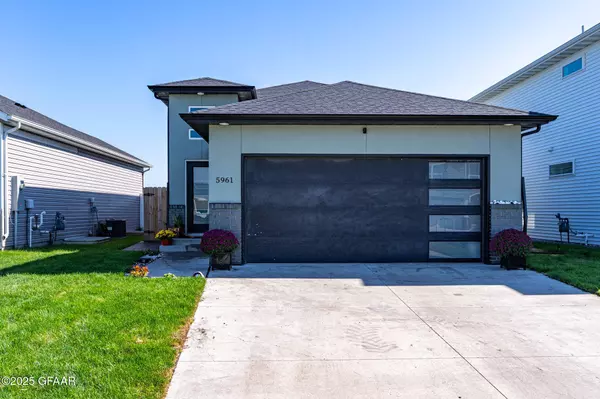 5961 LOU ANN ST, Grand Forks, ND 58201