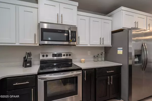 5961 LOU ANN ST, Grand Forks, ND 58201