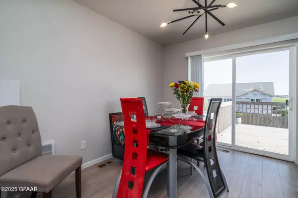 5961 LOU ANN ST, Grand Forks, ND 58201