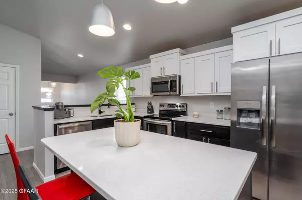 5961 LOU ANN ST, Grand Forks, ND 58201