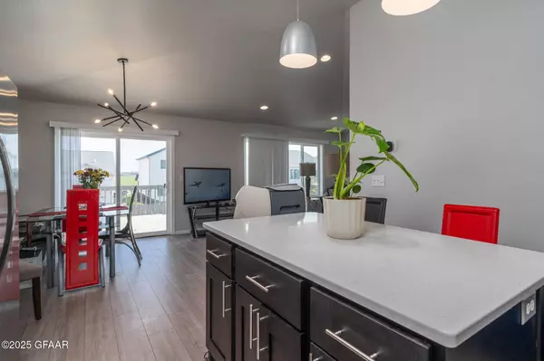 5961 LOU ANN ST, Grand Forks, ND 58201