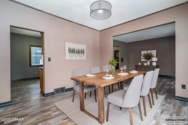 824 CHESTNUT ST, Grand Forks, ND 58201