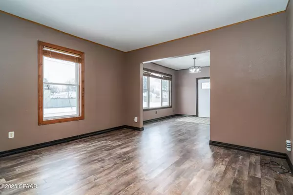 824 CHESTNUT ST, Grand Forks, ND 58201