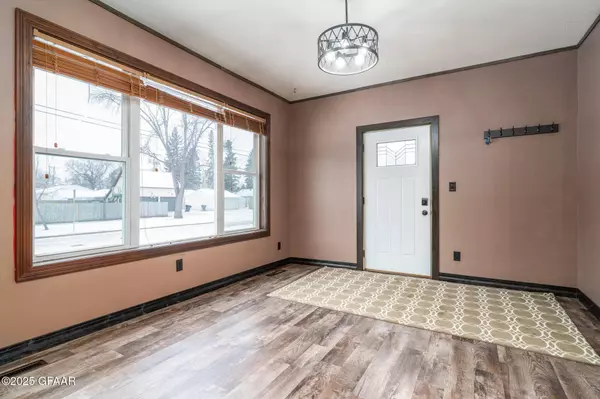 824 CHESTNUT ST, Grand Forks, ND 58201