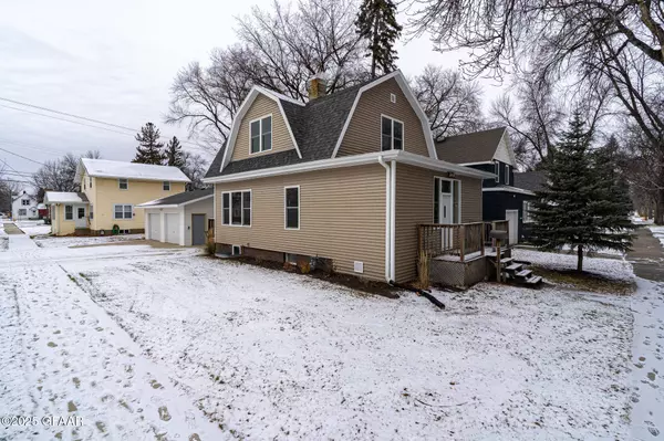 824 CHESTNUT ST, Grand Forks, ND 58201