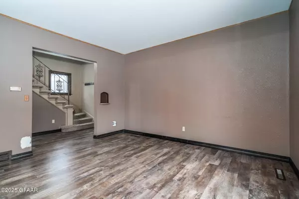 824 CHESTNUT ST, Grand Forks, ND 58201