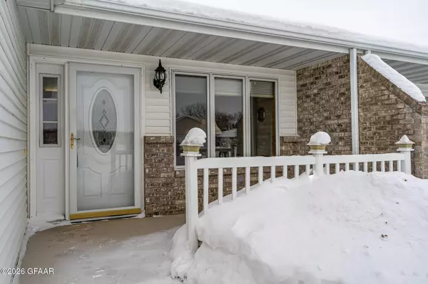 417 CRESTWOOD CT SE, East Grand Forks, MN 56721