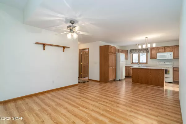 417 CRESTWOOD CT SE, East Grand Forks, MN 56721