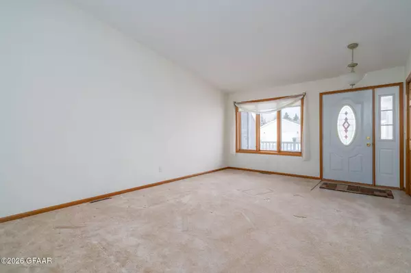 417 CRESTWOOD CT SE, East Grand Forks, MN 56721