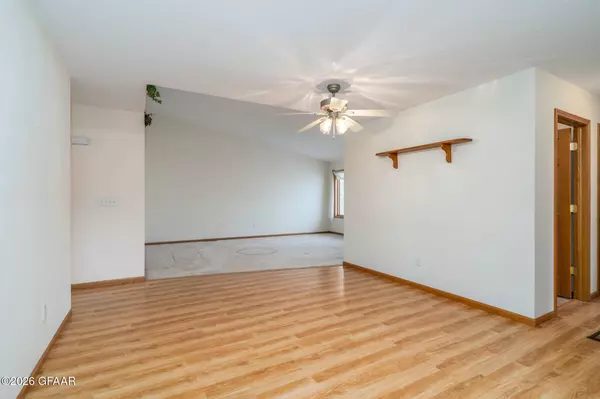 417 CRESTWOOD CT SE, East Grand Forks, MN 56721