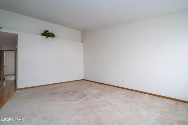 417 CRESTWOOD CT SE, East Grand Forks, MN 56721