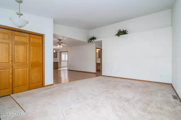 417 CRESTWOOD CT SE, East Grand Forks, MN 56721