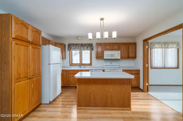 417 CRESTWOOD CT SE, East Grand Forks, MN 56721