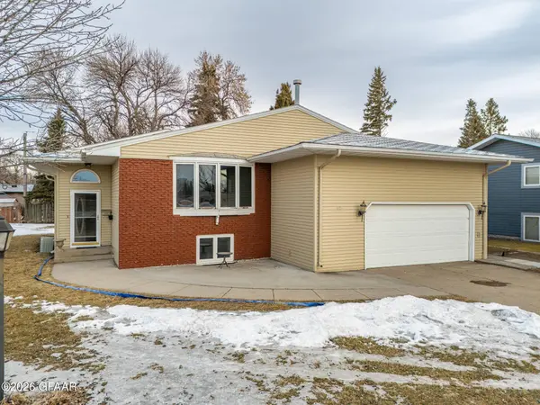 812 49TH AVE S, Grand Forks, ND 58201