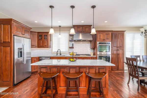 1482 ROBERT CIR, Grand Forks, ND 58201