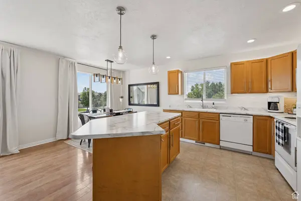 975 W FOXBORO DR, North Salt Lake, UT 84054
