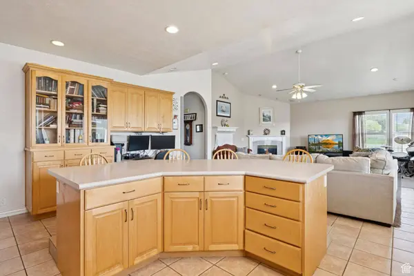 395 W BURTON LN, Kaysville, UT 84037