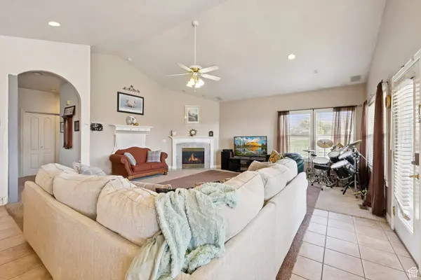 395 W BURTON LN, Kaysville, UT 84037